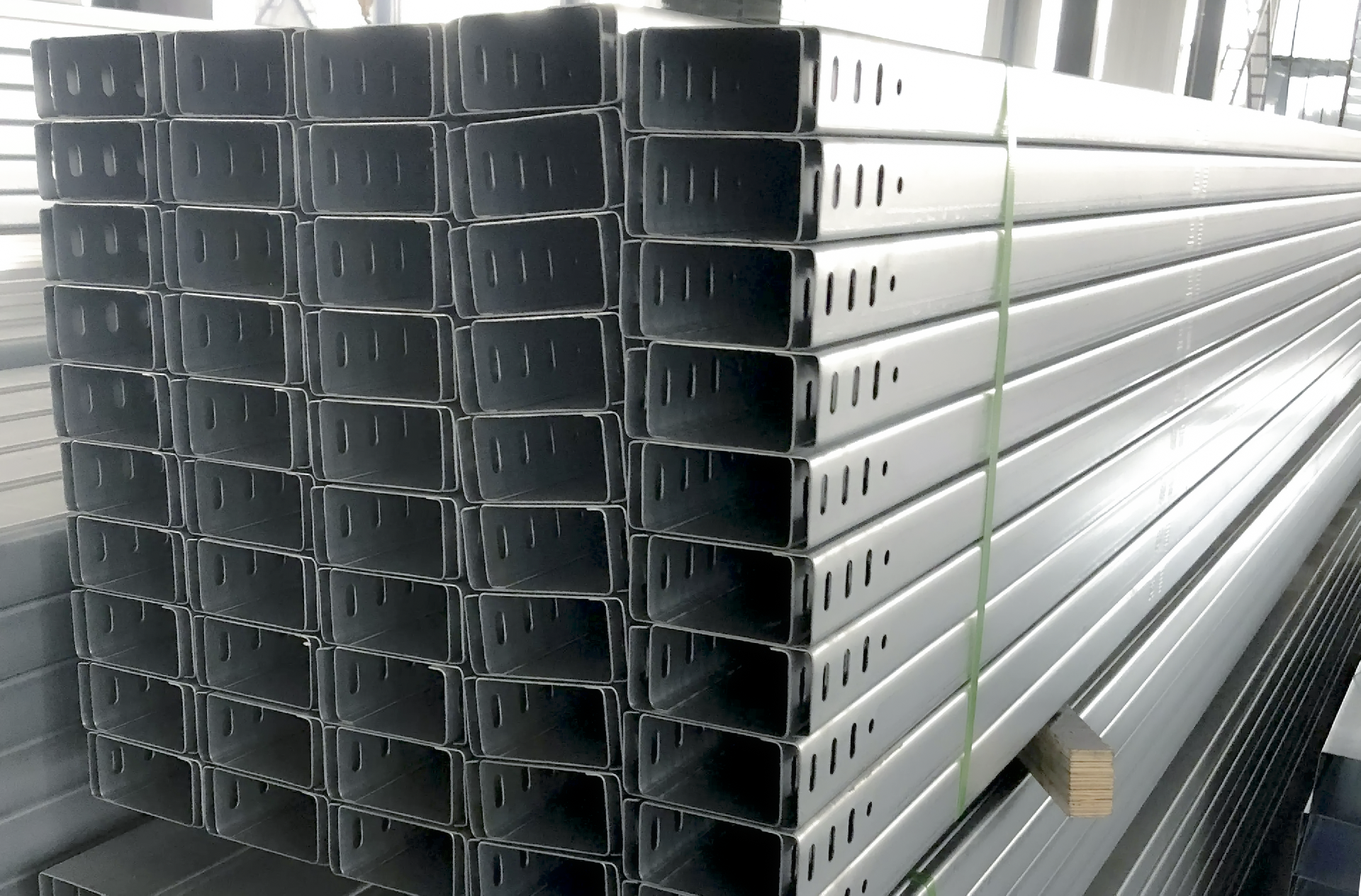 乾钢科技锌铝镁桥架型钢料